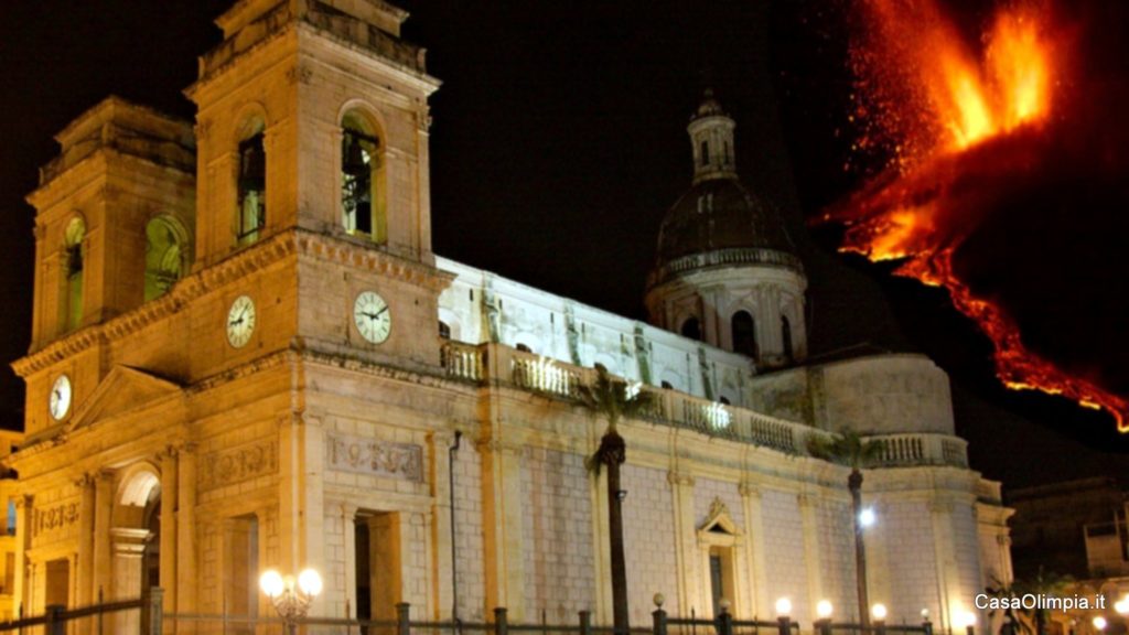 Giarre il Duomo durante una delle eruzioni dell'Etna