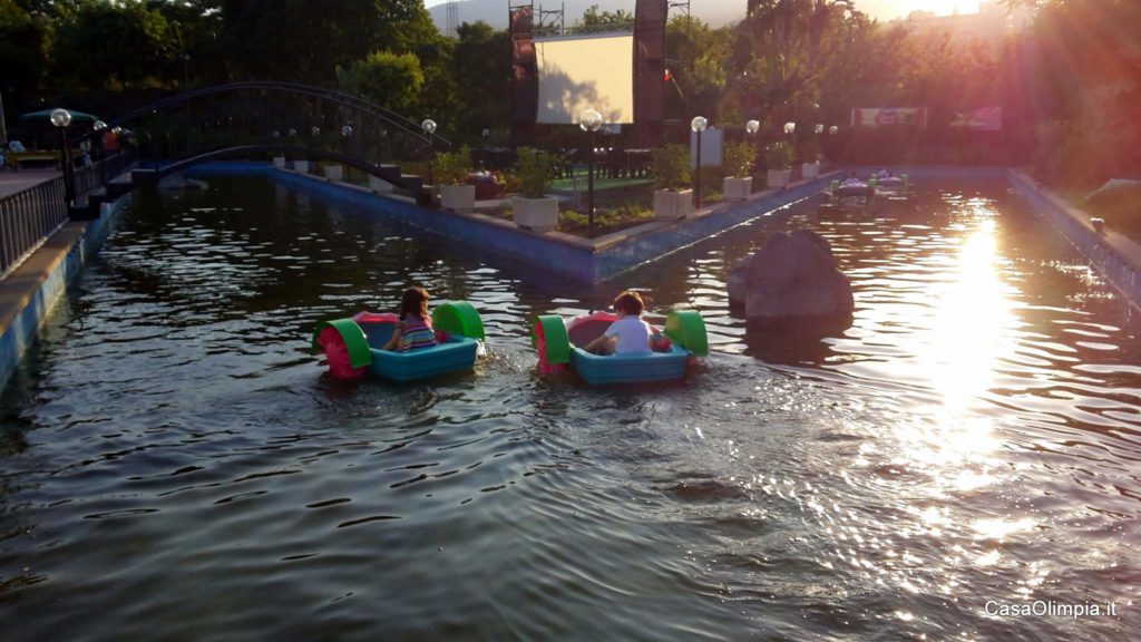 Per i bambini in estate parco giochi con piscina per barchette a pagamento